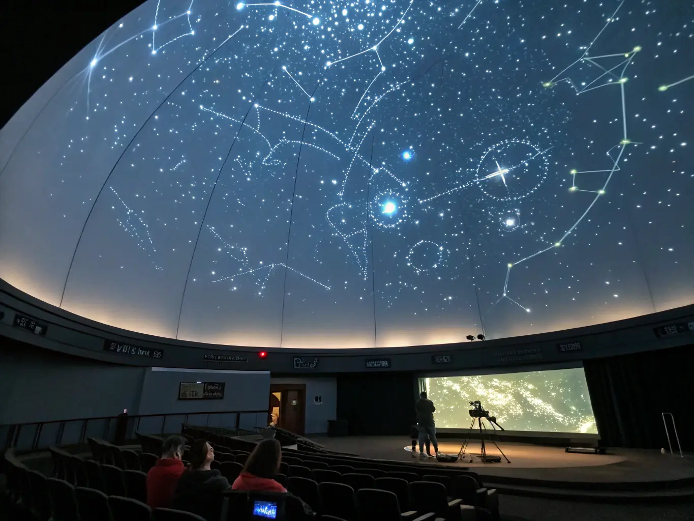 Interior view of Energylandia's planetarium, showing a captivating display of stars and planets projected onto the dome, with comfortable seating for visitors.